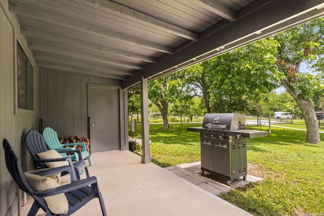 249 Signal Hill Rd, Seguin, TX 78155