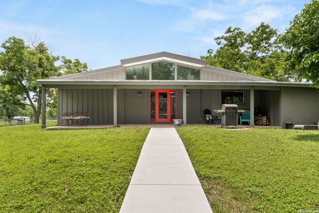 249 Signal Hill Rd, Seguin, TX 78155