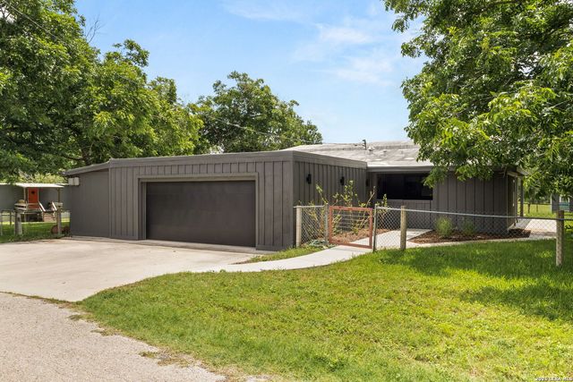249 Signal Hill Rd, Seguin, TX 78155
