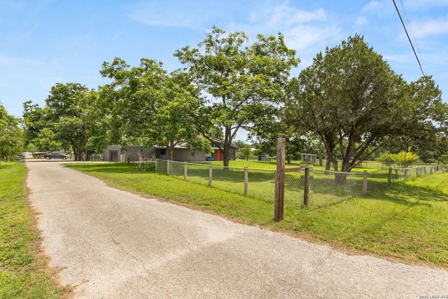 249 Signal Hill Rd, Seguin, TX 78155