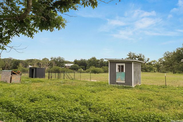 249 Signal Hill Rd, Seguin, TX 78155
