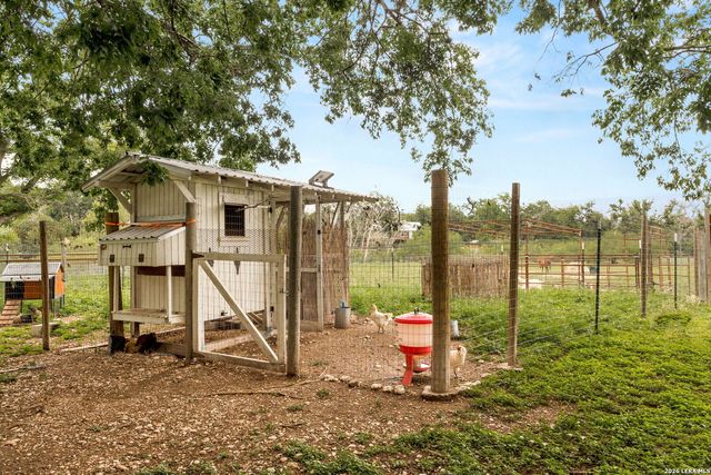 249 Signal Hill Rd, Seguin, TX 78155