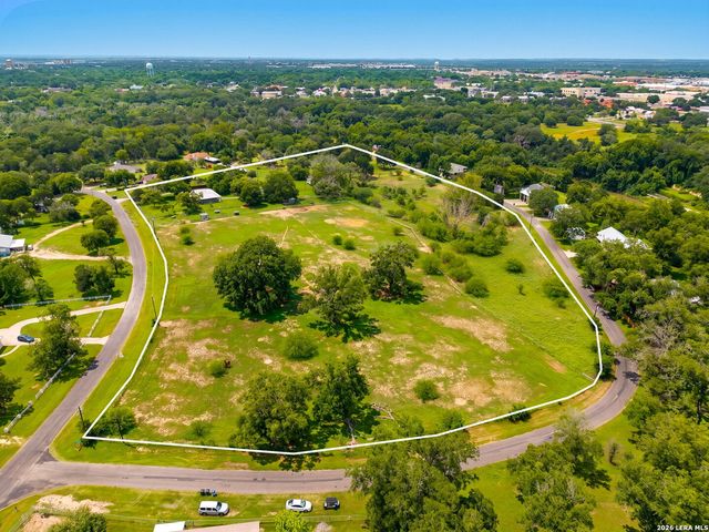 249 Signal Hill Rd, Seguin, TX 78155