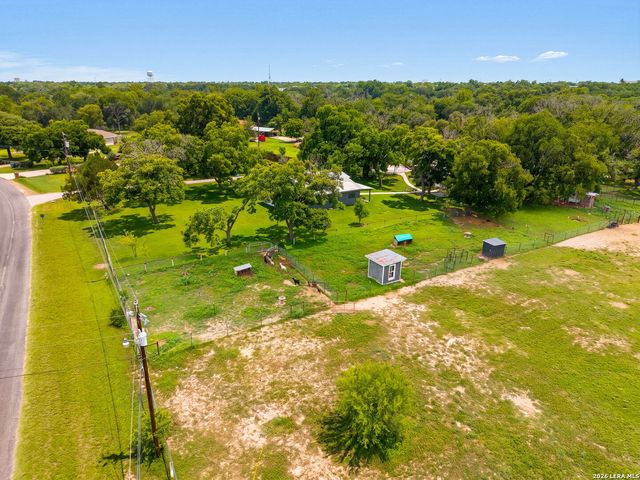 249 Signal Hill Rd, Seguin, TX 78155