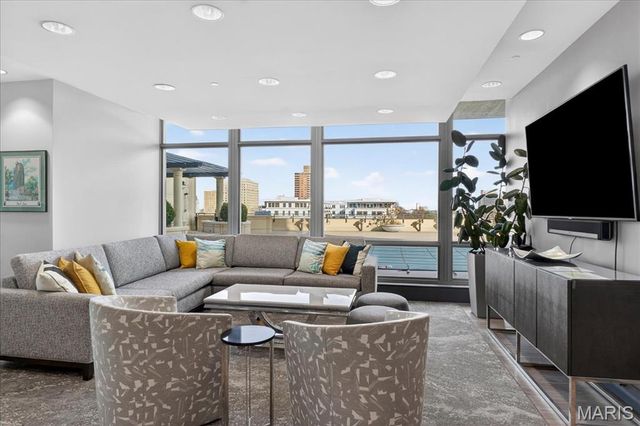 4909 Laclede Avenue 2103, St Louis, MO 63108