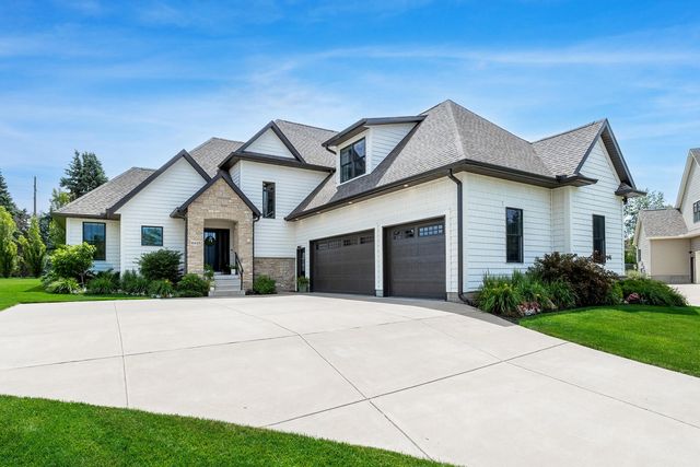 6925 Grover Station, Bettendorf, IA 52722