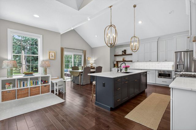 6925 Grover Station, Bettendorf, IA 52722