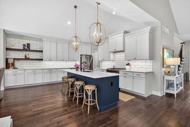 6925 Grover Station, Bettendorf, IA 52722