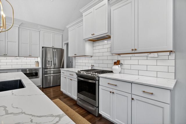 6925 Grover Station, Bettendorf, IA 52722
