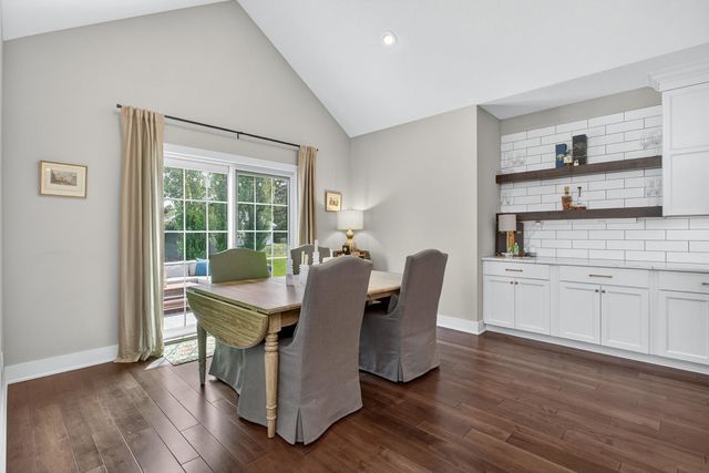 6925 Grover Station, Bettendorf, IA 52722