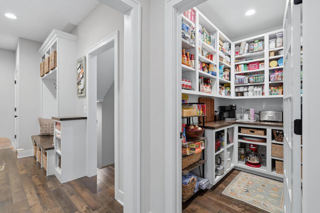 6925 Grover Station, Bettendorf, IA 52722