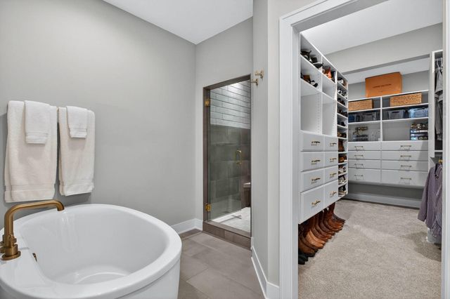 6925 Grover Station, Bettendorf, IA 52722