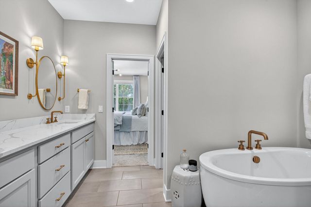 6925 Grover Station, Bettendorf, IA 52722