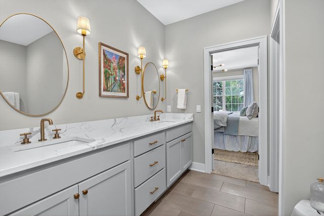 6925 Grover Station, Bettendorf, IA 52722