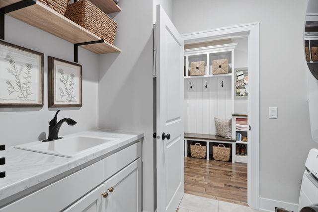 6925 Grover Station, Bettendorf, IA 52722