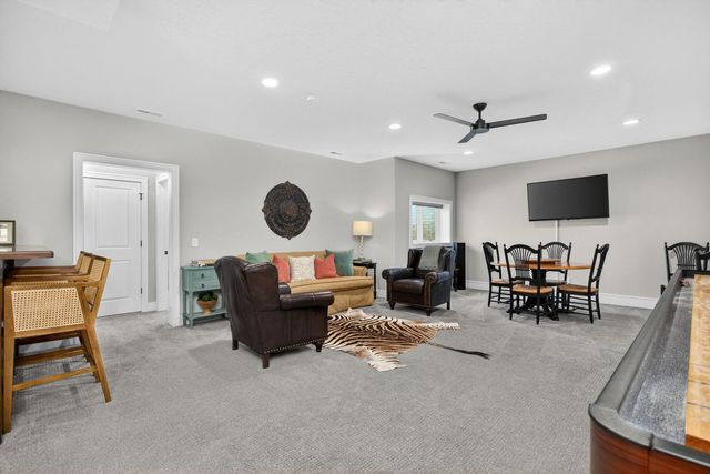 6925 Grover Station, Bettendorf, IA 52722