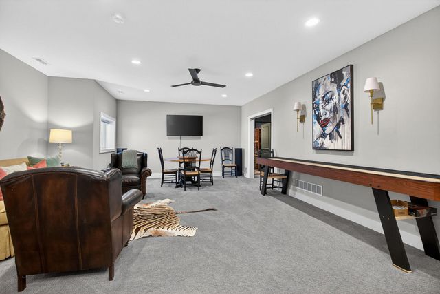6925 Grover Station, Bettendorf, IA 52722