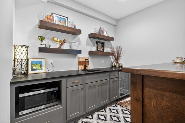6925 Grover Station, Bettendorf, IA 52722