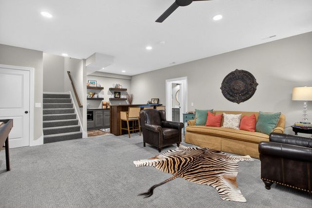 6925 Grover Station, Bettendorf, IA 52722