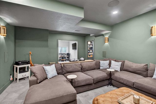 6925 Grover Station, Bettendorf, IA 52722