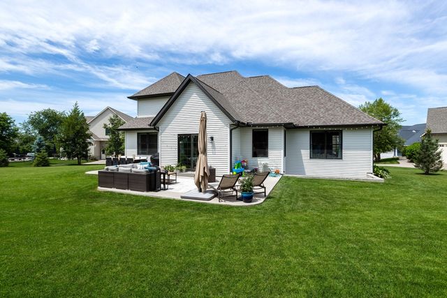 6925 Grover Station, Bettendorf, IA 52722