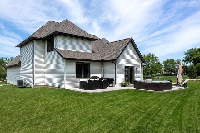 6925 Grover Station, Bettendorf, IA 52722