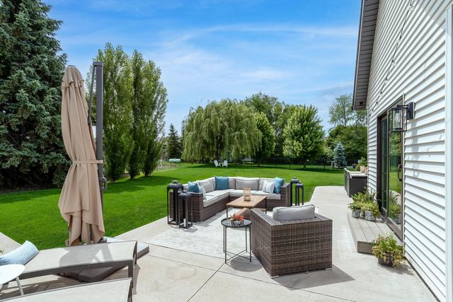 6925 Grover Station, Bettendorf, IA 52722