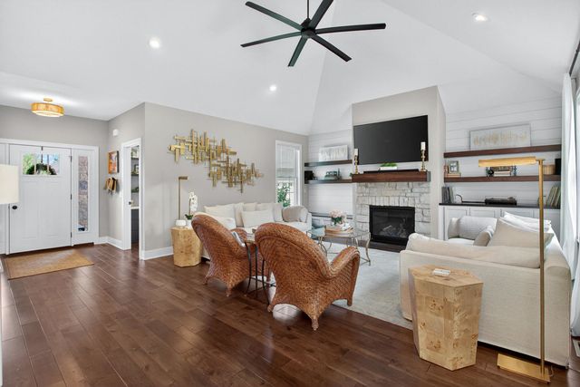 6925 Grover Station, Bettendorf, IA 52722