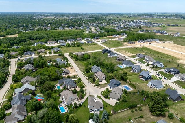 6925 Grover Station, Bettendorf, IA 52722