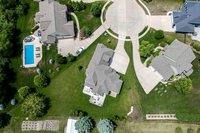 6925 Grover Station, Bettendorf, IA 52722