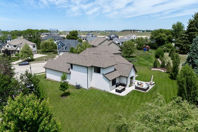 6925 Grover Station, Bettendorf, IA 52722