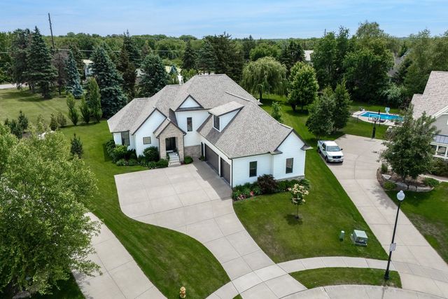 6925 Grover Station, Bettendorf, IA 52722