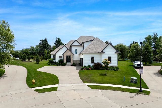 6925 Grover Station, Bettendorf, IA 52722