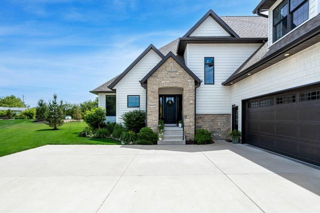 6925 Grover Station, Bettendorf, IA 52722