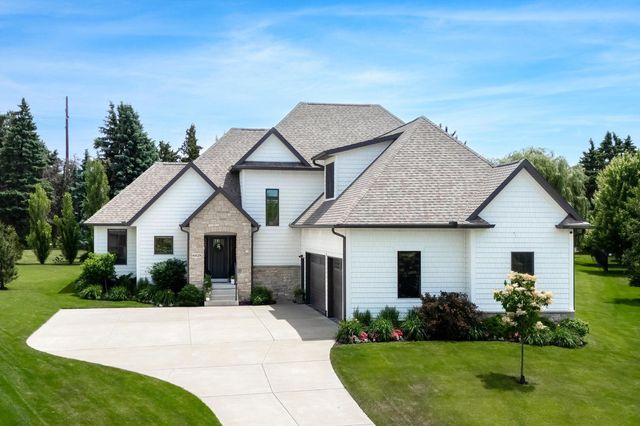 6925 Grover Station, Bettendorf, IA 52722
