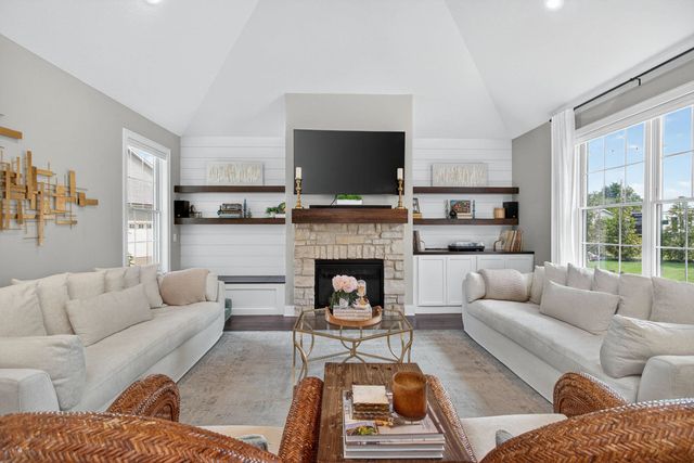 6925 Grover Station, Bettendorf, IA 52722