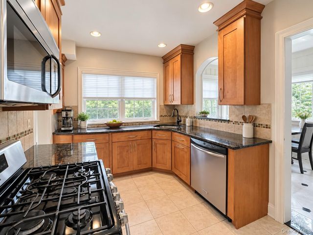 71 Arleigh Road, Great Neck, NY 11021