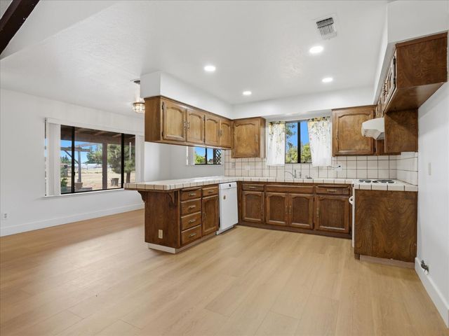 2411 N Ring Avenue, Fresno, CA 93723