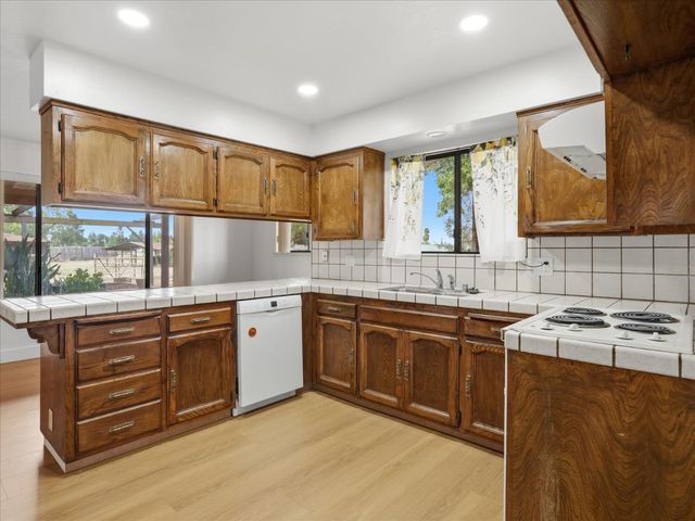 2411 N Ring Avenue, Fresno, CA 93723