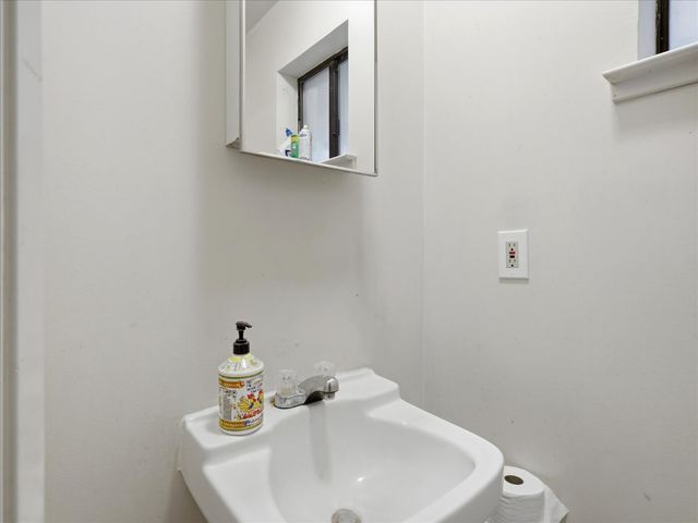 2411 N Ring Avenue, Fresno, CA 93723