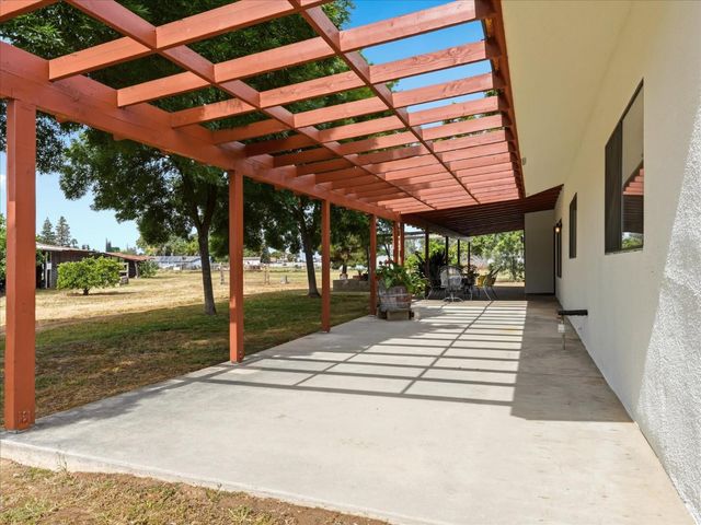 2411 N Ring Avenue, Fresno, CA 93723