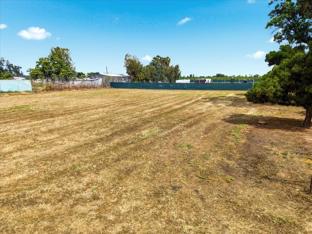 2411 N Ring Avenue, Fresno, CA 93723