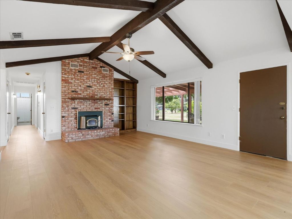 Image 12 of property listing at 2411 N Ring Avenue, Fresno, CA 93723