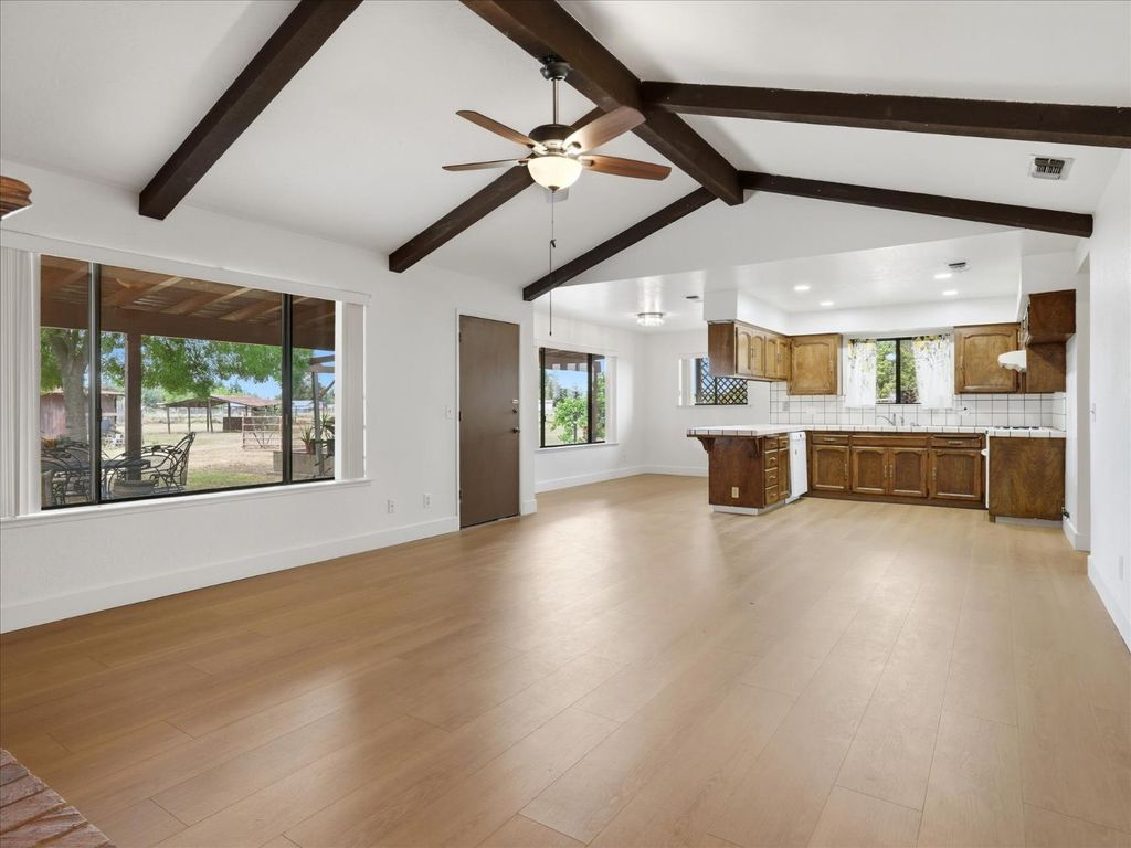 Image 13 of property listing at 2411 N Ring Avenue, Fresno, CA 93723