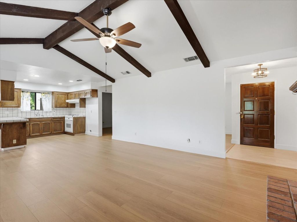 Image 14 of property listing at 2411 N Ring Avenue, Fresno, CA 93723