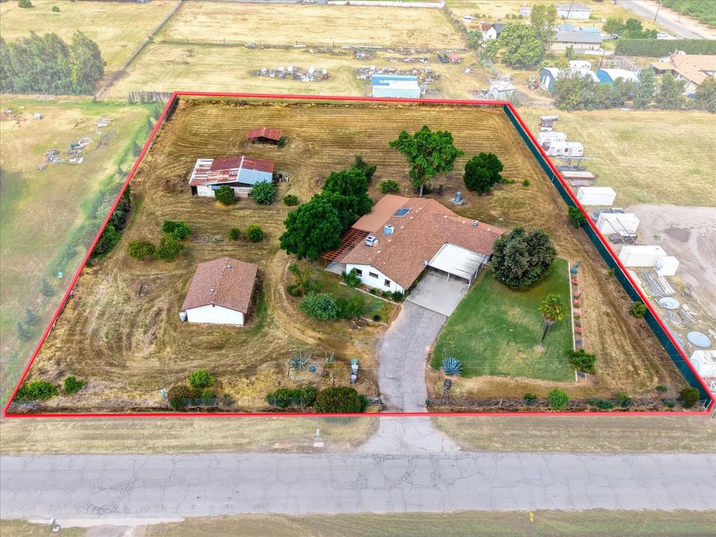 Image 2 of property listing at 2411 N Ring Avenue, Fresno, CA 93723