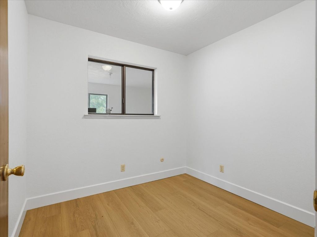 Image 22 of property listing at 2411 N Ring Avenue, Fresno, CA 93723