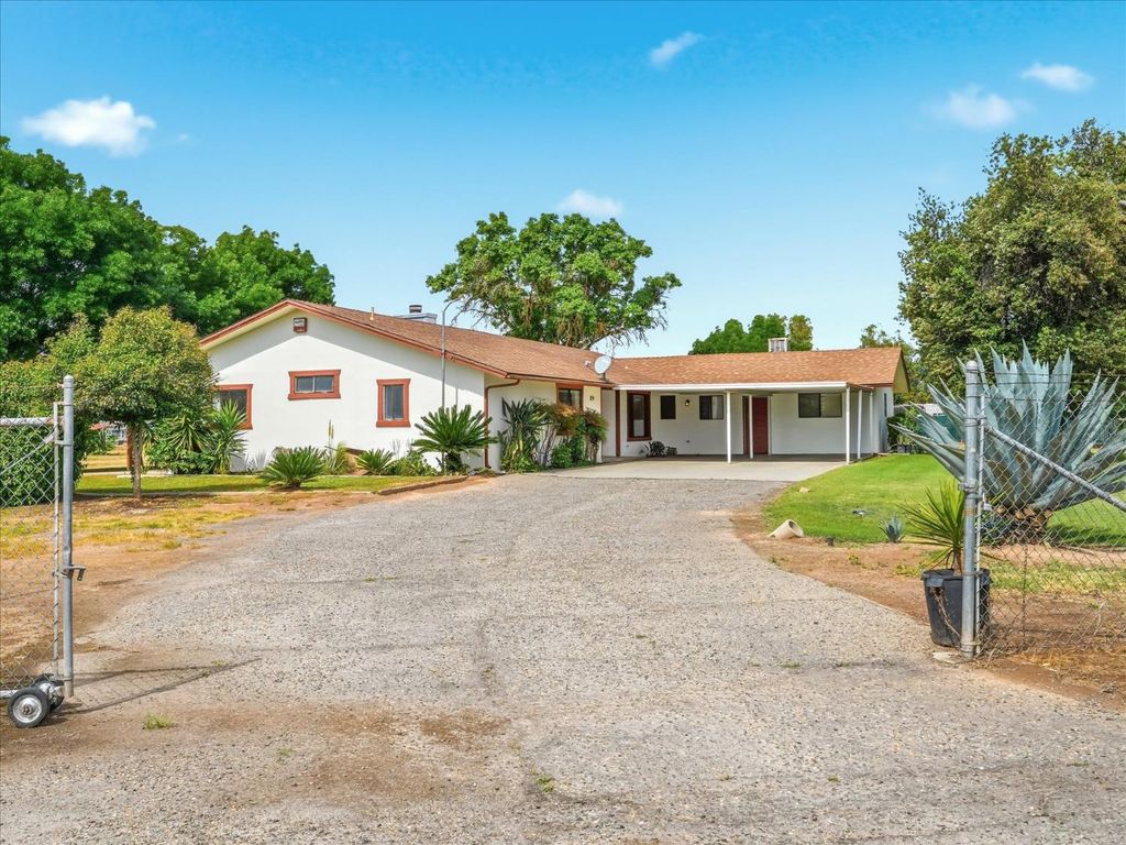 Image 3 of property listing at 2411 N Ring Avenue, Fresno, CA 93723