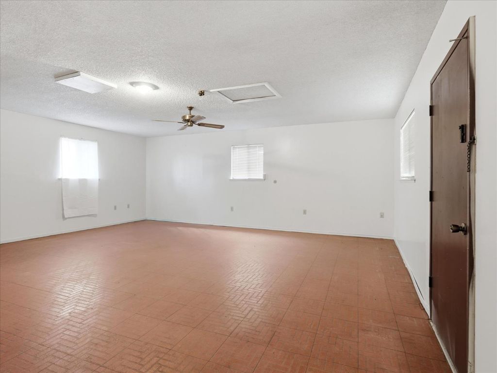 Image 35 of property listing at 2411 N Ring Avenue, Fresno, CA 93723