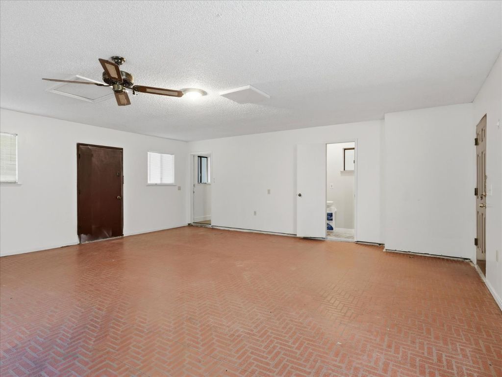 Image 36 of property listing at 2411 N Ring Avenue, Fresno, CA 93723